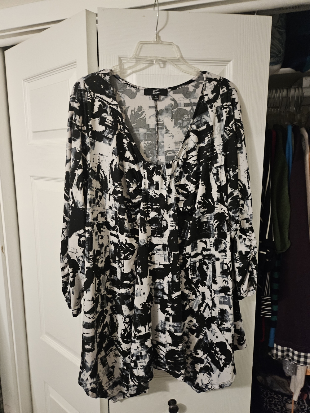 GNW Black and White Abstract Print Blouse 32/4 Sleeve